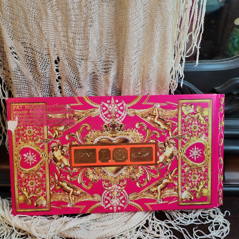 PAT MCGRATH EYESHADOW PALLETTE,,,see pics outer box has blemish as pictured
